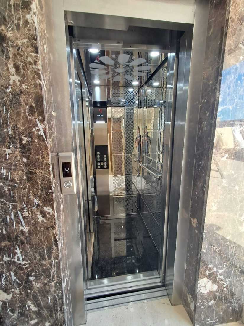 Technicien TGI intervenant sur le moteur d'un ascenseur