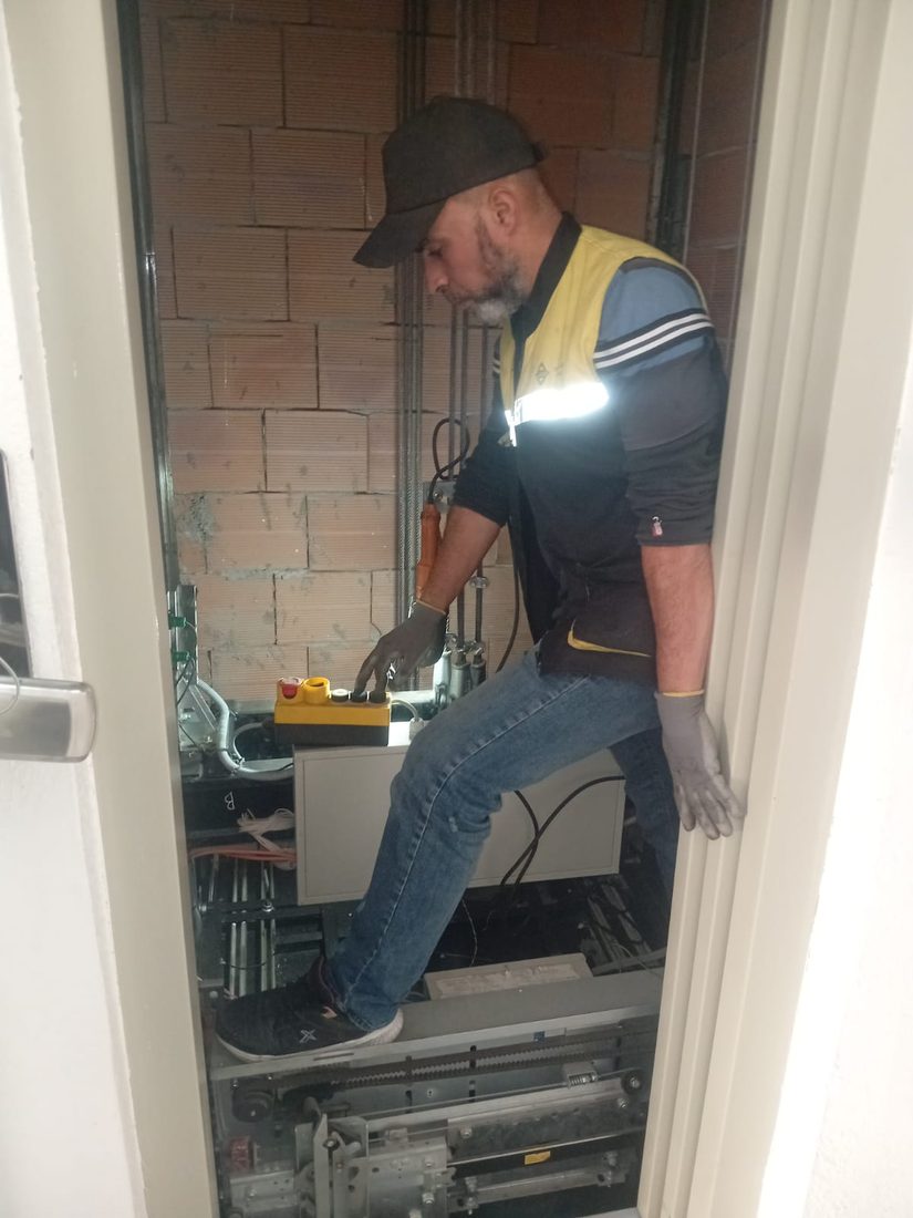 Technicien TGI dans la gaine d'un ascenseur à Casablanca