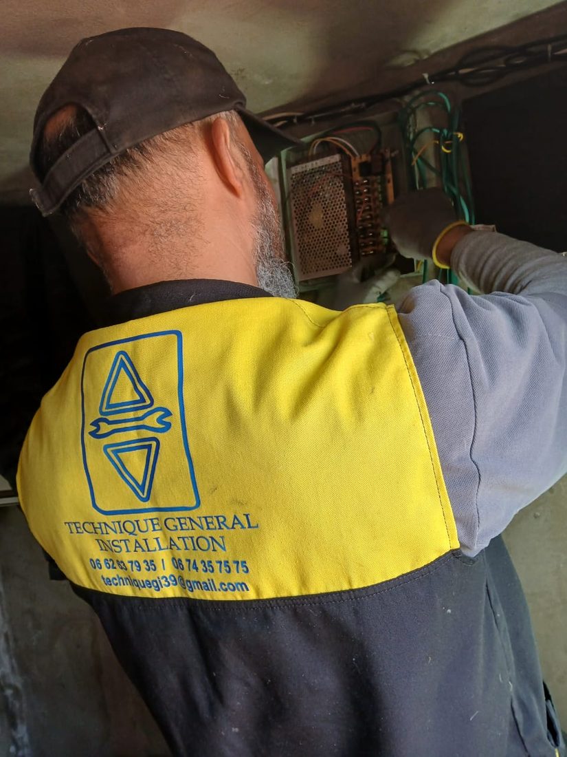 Technicien TGI devant l'armoire électrique d'un ascenseur