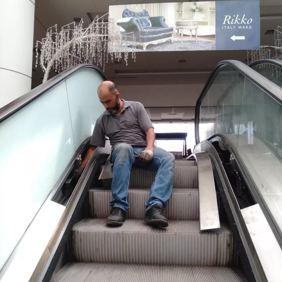 Technicien TGI intervenant sur un escalier mécanique