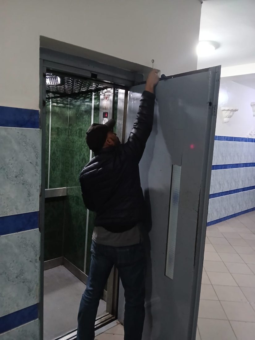 Installation d'une porte d'ascenseur par TGI