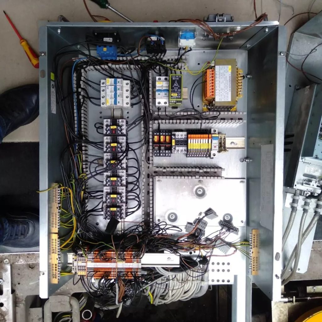 Armoire de commande d'un escalier mécanique en maintenance — TGI