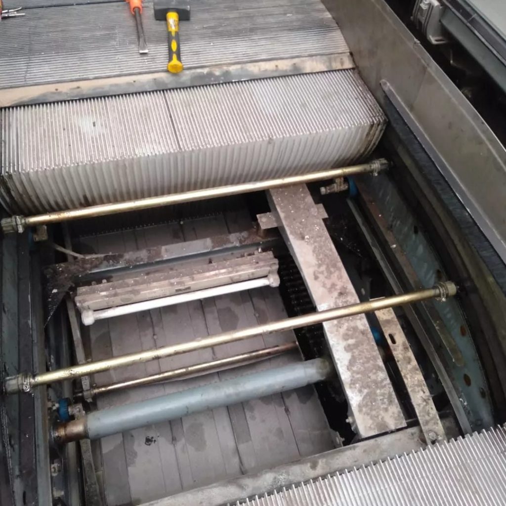 Maintenance d'un escalier mécanique : accès au mécanisme et aux rouleaux — TGI Casablanca