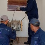 Équipe TGI installant un ascenseur dans un local technique