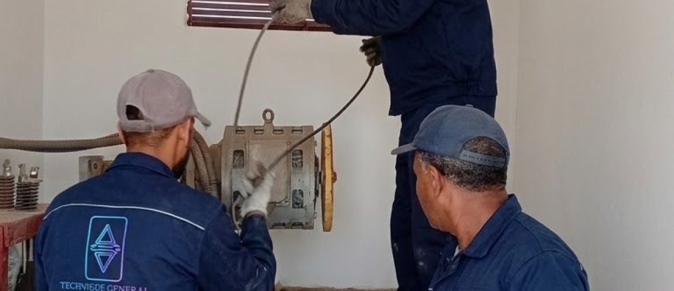 Équipe TGI installant un ascenseur dans un local technique