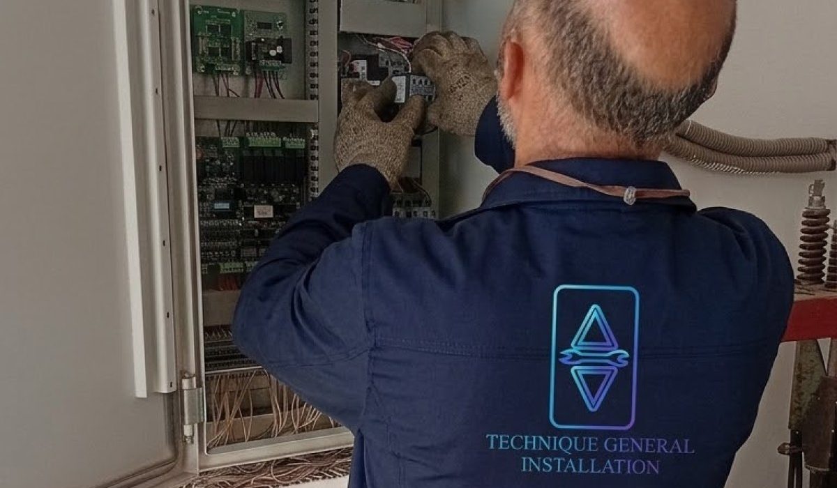 Technicien TGI devant l'armoire de commande d'un ascenseur