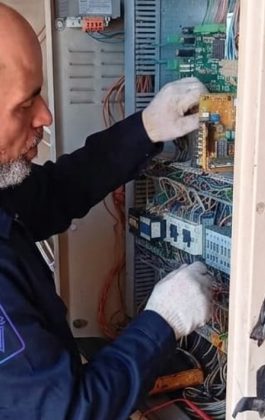 Technicien TGI intervenant sur une armoire de commande ancienne