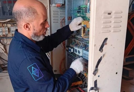 Technicien TGI intervenant sur une armoire de commande ancienne