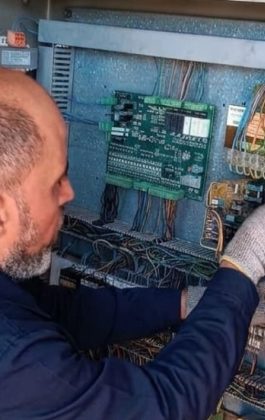 Technicien TGI réparant la carte électronique d'un ascenseur