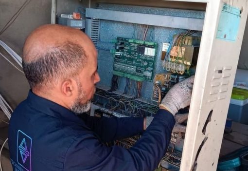 Technicien TGI réparant la carte électronique d'un ascenseur