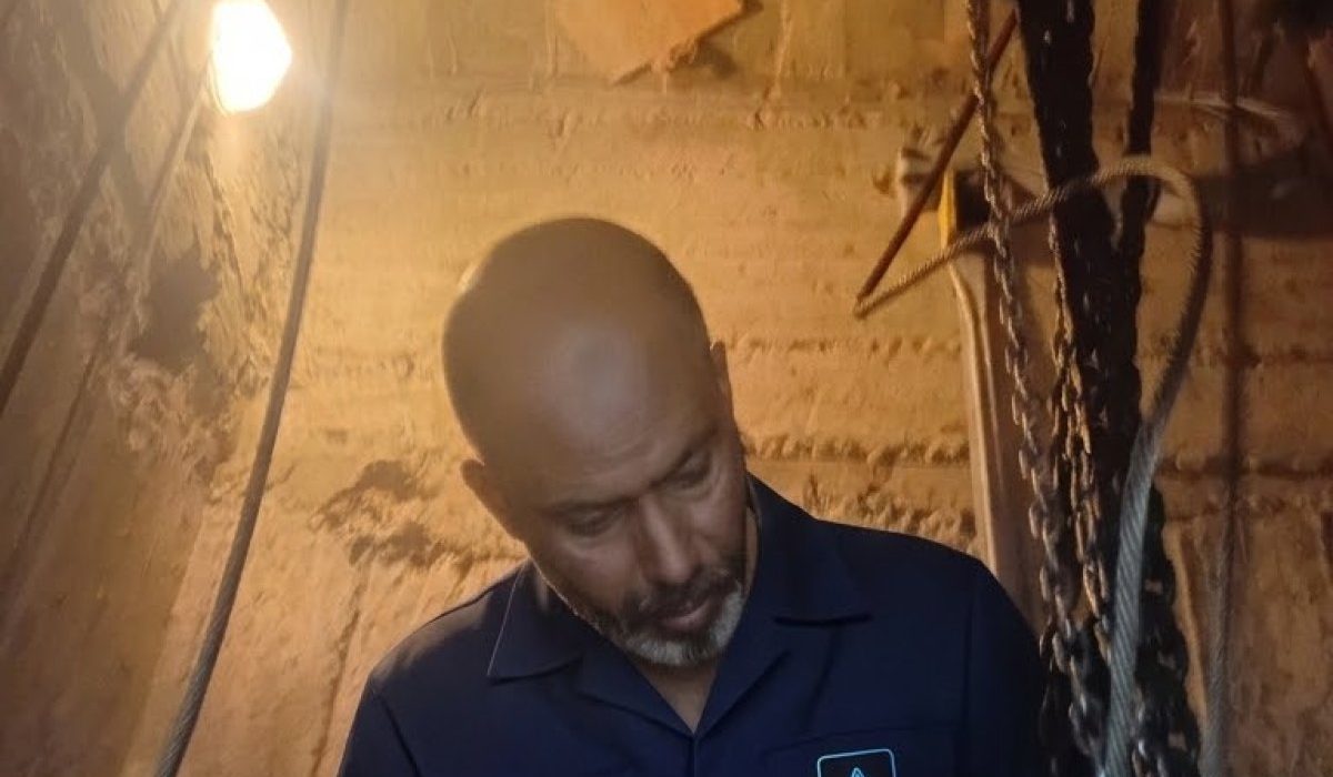 Technicien TGI travaillant dans la gaine d'un ascenseur