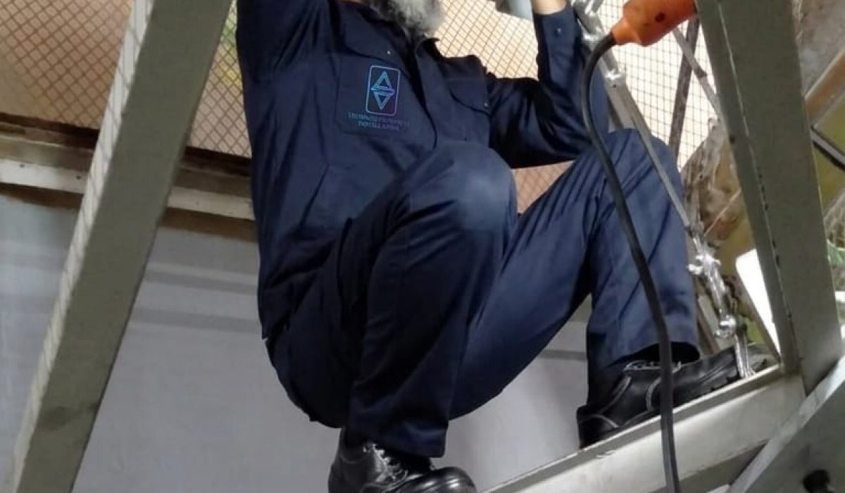 Technicien TGI travaillant en hauteur sur une structure d'ascenseur